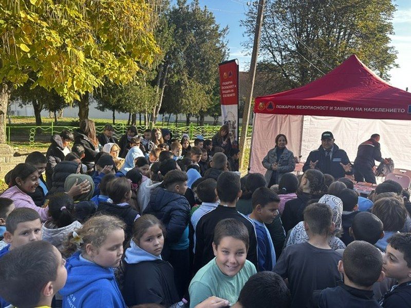 Огнеборци обучават учениците от СУ "Васил Левски" на точни и навременни реакции при бедствия и аварии - голяма снимка