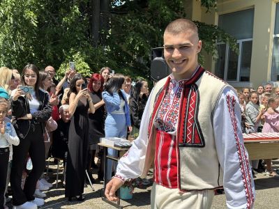 Изпращане випуск 2025 - СУ Васил Левски - Долни чифлик